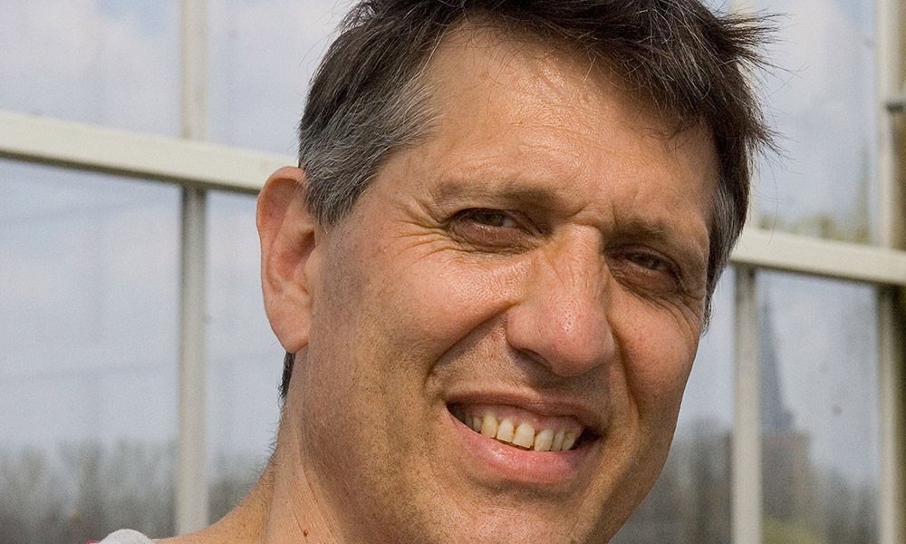 Sjaak van Dijk onderzocht de mogelijkheden van een mechanische methode om volwassen witte vlieg en trips weg te vangen in vruchtgewassen.