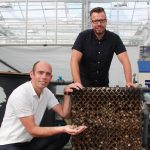 Op de foto Stefan Persoon (links) en Peter Klein van projectpartner BiotaMax bij de kleinschalige bioreactor voor nitrificatie van organisch gebonden stikstof
