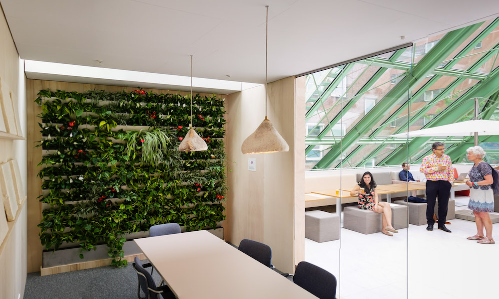 In de Sky Garden op het ministerie van EZ zjin reststromen uit de tuinbouw als materialen gebruikt.