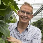 Sinds het is gelukt om komkommerbedrijven in Noordoost-Nederland met gezamenlijke inspanning vrij te krijgen van komkommerbontvirus, reist Ron Peters de wereld over. Hij ondersteunt telers bij het uitvoeren van het strenge hygiëneprotocol dat nodig is om deze virusaantasting een halt toe te roepen.