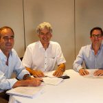 Jeff Colegrave van Floranova (links) en Michael Kester (midden) en Dominic Lacey (rechts) van Syngenta tekenen de overeenkomst voor de overname van Floranova door Syngenta.