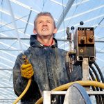 Glas alleen met water schoonmaken kost licht en opbrengst